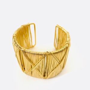 Beautiful gold tone wire cuff bracelet ✨✨✨